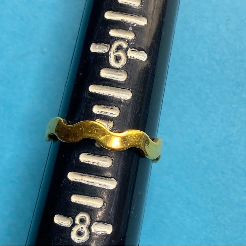 AVON Goldtone Wavy Ring Size 7 Vintage